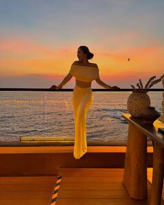 येलो ड्रेस पहन समुद्र किनारे इठलाती दिखीं मलाइका अरोड़ा, सनसेट ने लगाए खूबसूरती में चार चांद