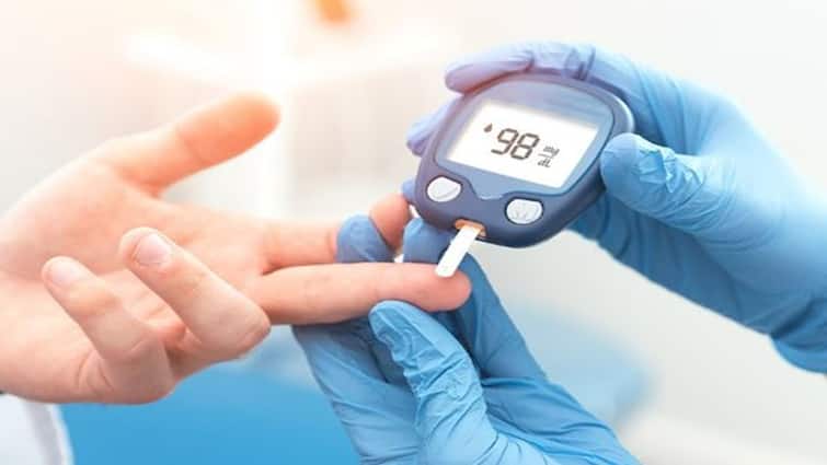 Health Tips These 5 signs are visible in hands and feet when sugar level increases Health Tips: સુગર વધવા પર હાથ-પગમાં દેખાય છે આ 5 સંકેત, જાણો તેના ઉપાય