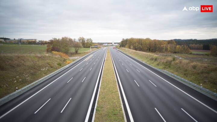 गाड़ियों की लाइट का प्रभाव कम करने के लिए डिवाइडर के बीचों बीच में पेड़-पौधे लगाए जाते हैं. जिससे दोनों दिशा में चलने वाले ड्राइवर चालक को समस्या ना हो.