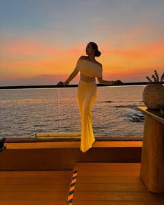 येलो ड्रेस पहन समुद्र किनारे इठलाती दिखीं मलाइका अरोड़ा, सनसेट ने लगाए खूबसूरती में चार चांद