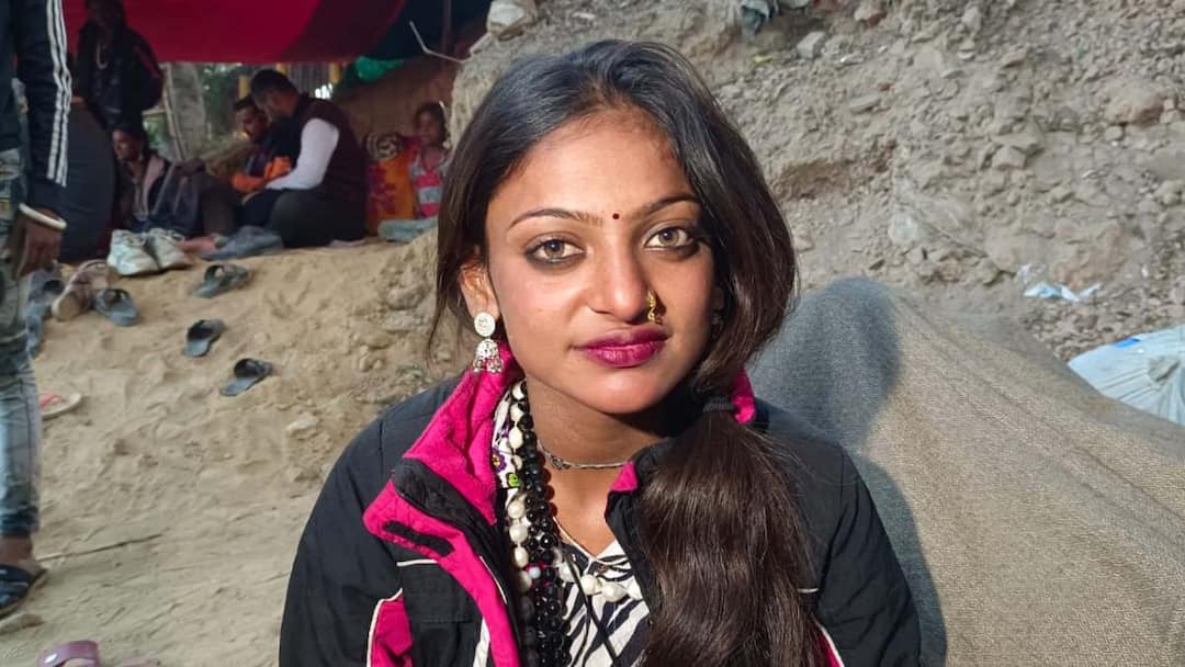 Left from Prayagraj Maha Kumbh Mela due to safty issues Monalisa Monalisa: భద్రత కారణాలతో కుంభమేళా నుంచి వెళ్లిపోయిన మోనాలిసా - తీవ్ర ఇబ్బందులకు గురయ్యానంటూ వీడియో