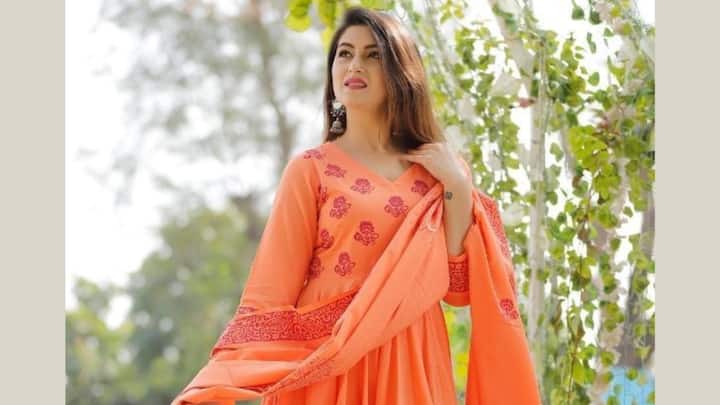 Orange Anarkali Suit: The orange Anarkali suit is a tradition served with a punch. The flowy wear brings grace with a suitable festive and energetic vibe for any Republic Day event. (Image Source: Pinterest/ navviindia)