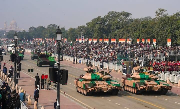 આ વખતે ભારત તેનો 76મો પ્રજાસત્તાક દિવસ ઉજવી રહ્યું છે. સ્વતંત્રતાના અમૃતકાળમાં યોજાવા જઈ રહેલો આ સમારોહ ઘણી રીતે ખાસ છે. હકીકતમાં, આ પર્વ દ્વારા ભારત વિશ્વને તેની શક્તિનું પ્રદર્શન પણ કરે છે. આ સમારોહમાં ઘણી બધી પરંપરાઓ છે જે બ્રિટિશ સમયથી ચાલી આવે છે.