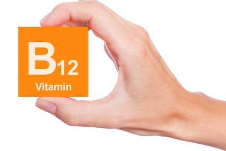 વિટામિન B12 ની ઉણપથી શું થાય છે ? શરીરમાં આ વિટામિનની ઉણપ ન્યુરોલોજીકલ સમસ્યાઓનું કારણ બની શકે છે. આ સિવાય ત્વચા સંબંધિત સમસ્યાઓનો પણ ખતરો રહે છે. આવી સ્થિતિમાં, વિટામિન B12 સૂચવતા તમામ લક્ષણો પર નજર રાખવી જરૂરી છે.