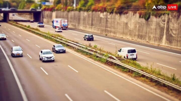 दुनियाभर के सभी देशों में सड़क पर गाड़ियों को चलने को लेकर अलग-अलग नियम हैं.भारत में ङी सड़क परिवहन को लेकर कई नियम बने हुए हैं.लेकिन क्या आप जानते हैं कि सड़क के बीचों बीच पौधे क्यों लगाए जाते हैं.