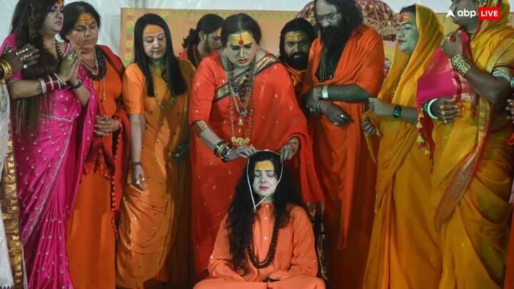 ममता कुलकर्णी का प्रयागराज में स्नान, पिंडदान किया फिर पट्टाभिषेक किया गया और उन्हें अब नया यमाई ममता नंद गिरि दिया गया है. ममता कुलकर्णी ने गुरु चैतन्य गगन गिरि से दीक्षा ली थी.