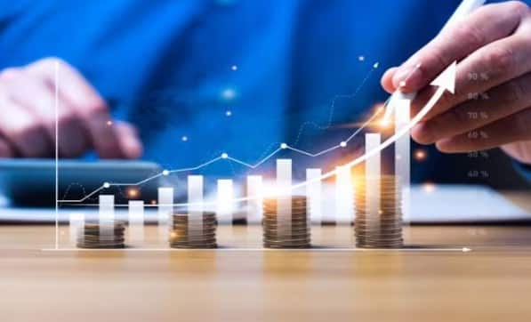 જો તમે ઇચ્છો તો, તમે માત્ર 20 વર્ષ માટે SIP દ્વારા મ્યુચ્યુઅલ ફંડમાં રોકાણ કરીને કરોડપતિ બની શકો છો. આ માટે તમારે દર મહિને 10,200 રૂપિયાનું રોકાણ કરવું પડશે. આ રીતે, 20 વર્ષમાં તમે મ્યુચ્યુઅલ ફંડમાં કુલ રૂ. 24,48,000નું રોકાણ કરશો અને વાર્ષિક 12%ના દરે તમને કુલ રૂ. 77,43,000નું વ્યાજ મળશે. 20 વર્ષ પછી તમારા ફંડનું કુલ મૂલ્ય 1 કરોડ રૂપિયા થશે.