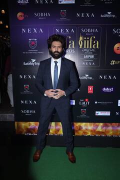 IIFA 2025 के प्री इवेंट में शाहरुख-कार्तिक ने मचाया धमाल, ब्लैक आउटफिट में डैपर लगे किंग खान तो शॉर्ट स्कर्ट में नोरा ने चुरा ली लाइमलाइट