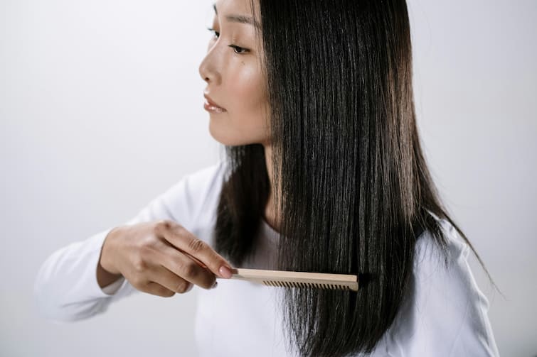 Hair Problems: স্প্লিট এন্ডস- এর সমস্যা কমাতে পার্লারে যেতে হবে না, বাড়িতেই হবে মিশকিল আসান, কীভাবে?