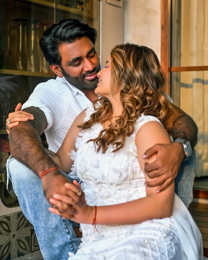 आरती सिंह का इन लेटेस्ट तस्वीरों में नया लुक देखने को मिल रहा है. एक्ट्रेस ने व्हाइट कलर की ड्रेस पहनी हुई है.
