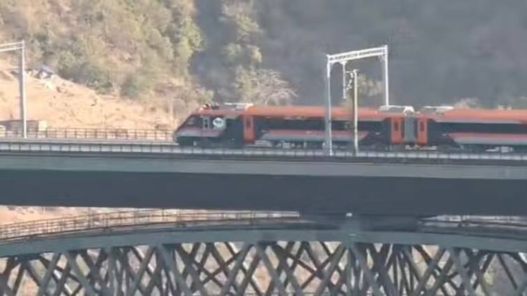 Watch Video Vande Bharat train's 1st trial run on world's highest rail bridge in J&K Watch Video: ஜம்மு -காஷ்மீர் இடையே முதல் வந்தே பாரத் ரயில் - சோதனை ஓட்டம் வெற்றி!
