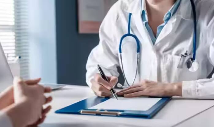 ਭਾਰਤ ਸਰਕਾਰ ਵੱਲੋਂ ਦੇਸ਼ ਦੇ ਨਾਗਰਿਕਾਂ ਲਈ ਕਈ ਭਲਾਈ ਯੋਜਨਾਵਾਂ ਚਲਾਈਆਂ ਜਾਂਦੀਆਂ ਹਨ। ਸਰਕਾਰ ਵੱਖ-ਵੱਖ ਲੋਕਾਂ ਦੀਆਂ ਜ਼ਰੂਰਤਾਂ ਦੇ ਆਧਾਰ 'ਤੇ ਵੱਖ-ਵੱਖ ਤਰ੍ਹਾਂ ਦੀਆਂ ਯੋਜਨਾਵਾਂ ਲੈ ਕੇ ਆਉਂਦੀ ਹੈ। ਸਿਹਤ ਸਾਰੇ ਲੋਕਾਂ ਲਈ ਇੱਕ ਬਹੁਤ ਹੀ ਗੰਭੀਰ ਮੁੱਦਾ ਹੁੰਦਾ ਹੈ। ਭਾਰਤ ਵਿੱਚ ਬਹੁਤ ਸਾਰੇ ਲੋਕਾਂ ਕੋਲ ਪ੍ਰਾਈਵੇਟ ਹੈਲਥ ਇੰਸ਼ੋਰੈਂਸ ਲੈਣ ਲਈ ਇੰਨੇ ਪੈਸੇ ਨਹੀਂ ਹਨ। ਅਜਿਹੇ ਗਰੀਬ ਅਤੇ ਲੋੜਵੰਦ ਲੋਕਾਂ ਨੂੰ ਭਾਰਤ ਸਰਕਾਰ ਵੱਲੋਂ ਮੁਫ਼ਤ ਇਲਾਜ ਦਿੱਤਾ ਜਾਂਦਾ ਹੈ। ਇਸ ਲਈ ਭਾਰਤ ਸਰਕਾਰ ਪ੍ਰਧਾਨ ਮੰਤਰੀ ਆਯੁਸ਼ਮਾਨ ਭਾਰਤ ਯੋਜਨਾ ਚਲਾਉਂਦੀ ਹੈ।