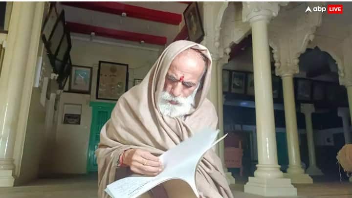 पंडित गणेश्वर शास्त्री द्रविड़ मूल रूप से दक्षिण भारत से हैं लेकिन काशी में रहते हैं. ग्रह-नक्षत्र, योग, चौघड़िया के विषय में इनकी समझ अधिक गहरी है.