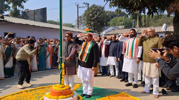 बीजेपी प्रदेश कार्यालय में बिहार इकाई के अध्यक्ष दिलीप जायसवाल ने तिरंगा फहराया. इस मौके पर बिहार के उप मुख्यमंत्री सम्राट चौधरी सहित प्रदेश के कई मंत्री और बड़ी संख्या में कार्यकर्ता उपस्थित रहे.