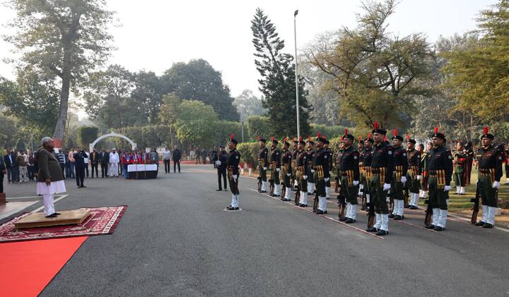 सीएम नीतीश कुमार ने सीएम हाउस में झंडा फहराया और तिरंगे को सलामी दी गई . इस मौके पर सीएम हाउस में कई मंत्री और कर्मचारी मौजूद रहे.