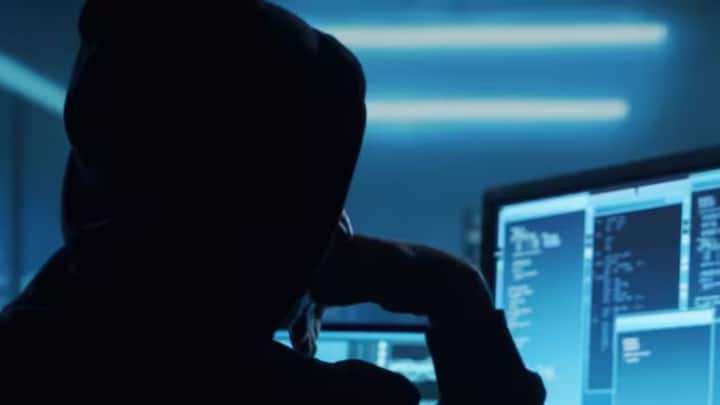 अब लोगों के साथ ठगी करना भी काफी आसान हो गया है. ठगों के पास इसके लिए नए-नए तरीके आ चुके हैं. पिछले कुछ समय से लोगों के साथ साइबर फ्रॉड की बहुत सी खबरें सामने आई है. इसमें एक नया स्कैम भी सामने आया है.