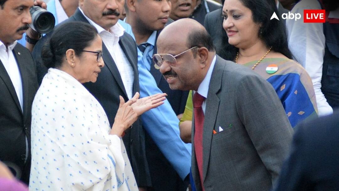 कोलकाता पुलिस के बैंड को गवर्नर आवास में नहीं मिली एंट्री तो भड़कीं CM ममता बनर्जी, अब राजभवन ने दी ये सफाई CM Mamata Banerjee got angry over Kolkata Police band did not get permission to perform at Raj Bhavan कोलकाता पुलिस के बैंड को गवर्नर आवास में नहीं मिली एंट्री तो भड़कीं CM ममता बनर्जी, अब राजभवन ने दी ये सफाई