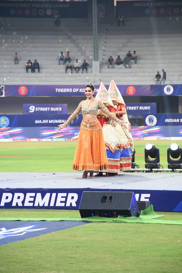 ‘इंडियन स्ट्रीट प्रीमियर लीग' की ओपनिंग की शुरुआत जैकलीन फर्नांडिस के शानदार डांस परफोर्मेंस से हुई.