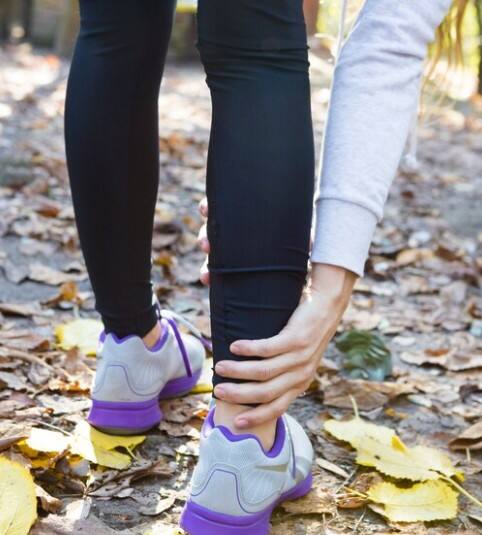 ਉੱਚੀ ਅੱਡੀਆਂ ਵਾਲੇ ਸੈਂਡਲ ਪਾਉਣ ਨਾਲ ਵੀ ਪੈਰਾਂ ਦੇ ਵਿੱਚ ਦਰਦ ਰਹਿ ਸਕਦਾ ਹੈ। ਜੇ ਤੁਸੀਂ ਉੱਚੀ ਅੱਡੀ ਪਾਉਂਦੇ ਹੋ ਤਾਂ ਇਸ ਨਾਲ ਤੁਹਾਡੀ ਅੱਡੀਆਂ 'ਚ ਦਰਦ ਹੋ ਸਕਦਾ ਹੈ। ਕੋਸ਼ਿਸ਼ ਕਰੋ ਕਿ ਬਹੁਤ ਜ਼ਿਆਦਾ ਹਾਈ ਹੀਲ ਵਾਲੀ ਜੁੱਤੀ ਨਾ ਪਾਓ।