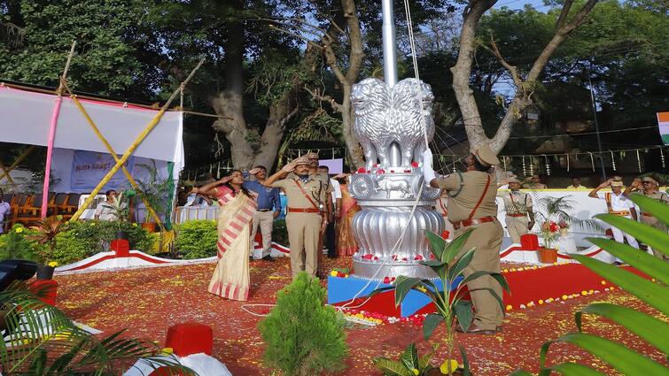 Thanjavur District Collector hoisted the National Flag on the occasion of Republic Day குடியரசு தின விழா.. கொடியேற்றிய ஆட்சியர்! சிறப்பாக நடந்த விருதுகள் வழங்கும் விழா..