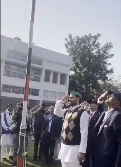 लालू प्रसाद यादव के बड़े बेटे और हसनपुर विधायक तेज प्रताप यादव ने 76 वें गणतंत्र दिवस के मौके पर अपने सरकारी आवास 26 एम स्ट्रेंड रोड ध्वजारोहण किया और तिरंगे को सलामी दी. इस दौरान उनके समर्थक और आरजेडी के भी कई नेता मौजूद रहे