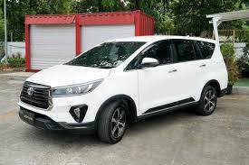 EMI 'ਤੇ ਕਿਵੇਂ ਮਿਲੇਗੀ ਸਭ ਤੋਂ ਸਸਤੀ ਇਨੋਵਾ ?  ਟੋਇਟਾ ਇਨੋਵਾ ਕ੍ਰਿਸਟਾ ਦਾ ਸਭ ਤੋਂ ਸਸਤਾ ਮਾਡਲ ਖਰੀਦਣ ਲਈ, 21.52 ਲੱਖ ਰੁਪਏ ਦਾ ਕਰਜ਼ਾ ਲੈਣਾ ਪਵੇਗਾ। ਬੈਂਕ ਤੋਂ ਮਿਲਣ ਵਾਲੇ ਕਰਜ਼ੇ ਦਾ ਅਮਾਊਂਟ ਤੁਹਾਡੇ ਕ੍ਰੈਡਿਟ ਸਕੋਰ 'ਤੇ ਨਿਰਭਰ ਕਰਦਾ ਹੈ। ਕ੍ਰੈਡਿਟ ਸਕੋਰ ਚੰਗਾ ਹੈ ਤਾਂ ਤੁਸੀਂ ਵੱਧ ਰਕਮ ਦਾ ਕਰਜ਼ਾ ਪ੍ਰਾਪਤ ਕਰਨ ਦੇ ਯੋਗ ਹੋਵੋਗੇ।