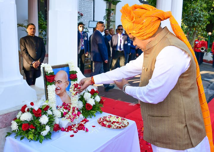 राजस्थान में 76वां गणतंत्र दिवस धूमधाम से मनाया गया. उदयपुर के महाराणा भूपाल स्टेडियम में गणतंत्र दिवस का राज्यस्तरीय समारोह आयोजित किया गया.