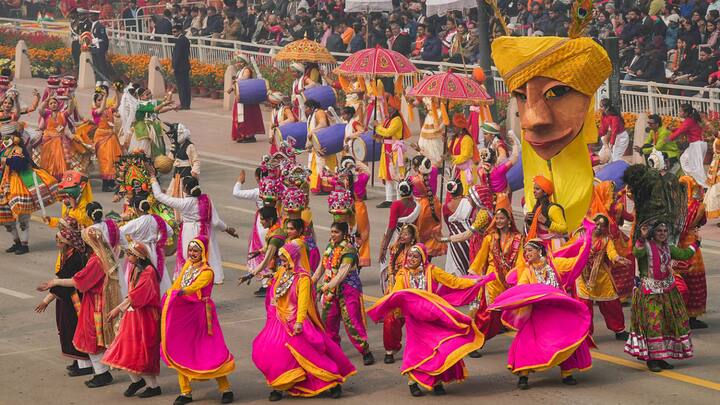 गणतंत्र दिवस परेड में 5,000 लोक और आदिवासी कलाकारों ने अपनी नृत्य शैलियों को जीवंत किया.उन्होंने अपने पारंपरिक वस्त्रों, आभूषणों, सिर पर सजाए गए पारंपरिक मुकुटों और भाले, तलवारें, ढोल जैसे पारंपरिक सामानों के साथ अपनी संस्कृति और विरासत का शानदार प्रदर्शन किया.