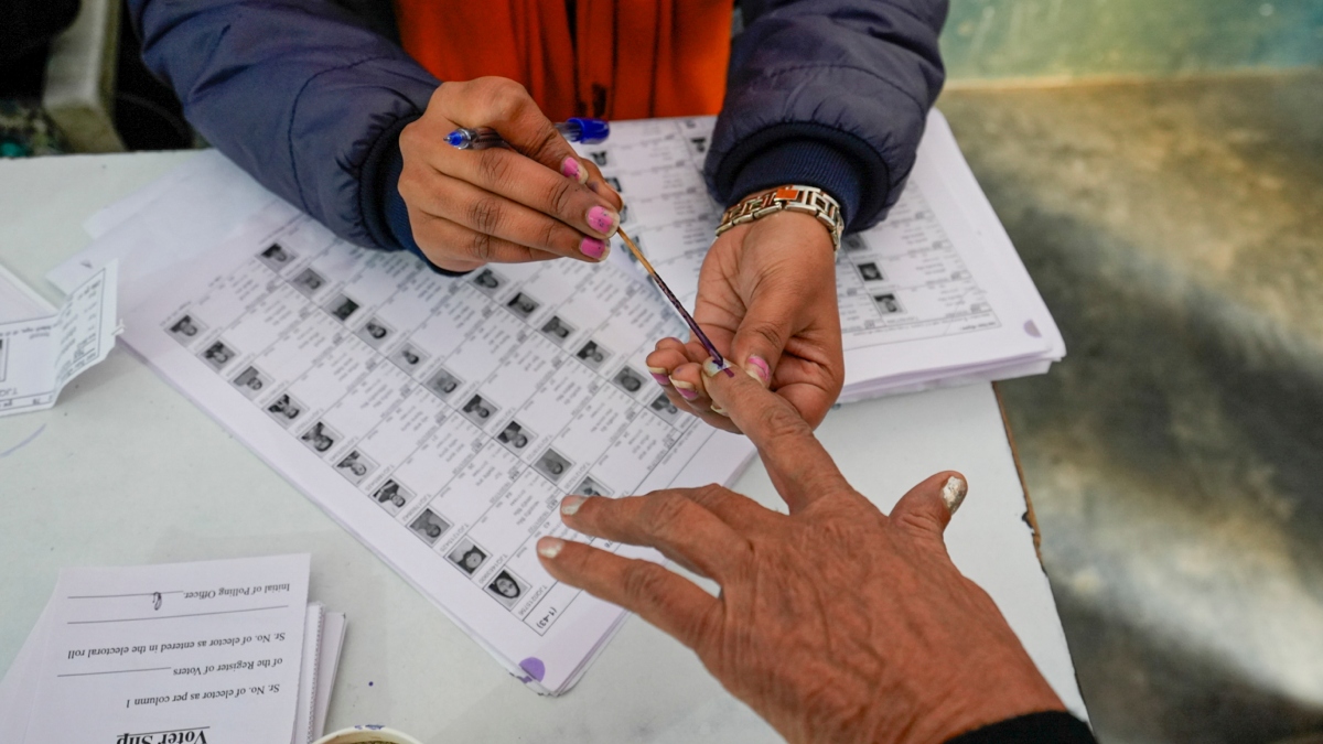 नरेला विधानसभा सीट पर प्रत्याशी बदलने से क्या AAP को होगा फायदा? किसके पक्ष में चुनावी समीकरण