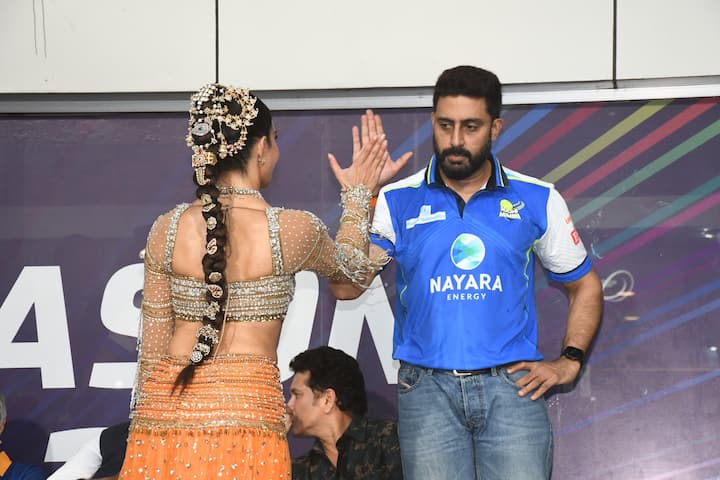 वहीं डांस परफोर्मेंस के बाद जैकलीन एक्टर अभिषेक बच्चन से मिलने पहुंची. बता दें कि दोनों जल्द अक्षय कुमार के साथ ‘हाउसफुल 5’ में नजर आएंगे.