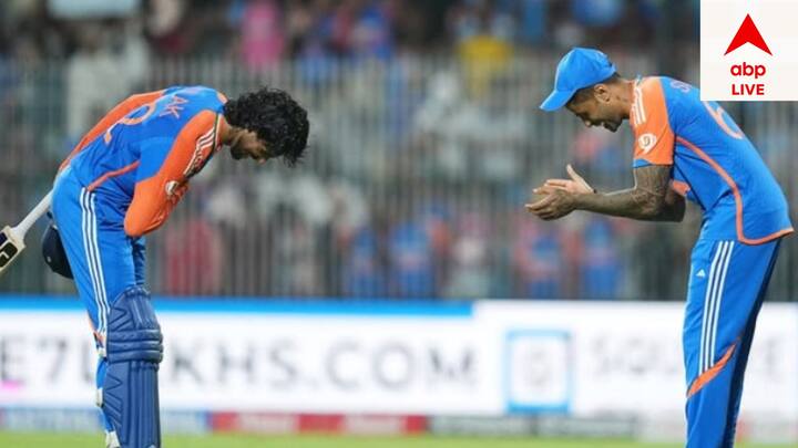 বাউন্ডারি হাঁকিয়ে ম্য়াচ জেতানোর পর গোটা গ্যালারি উঠে দাঁড়িয়ে অভিবাদন জানিয়েছিল তিলককে। সূর্যকুমারও মাথা নীচু করে স্বাগত জানান বছর বাইশের তরুণকে।