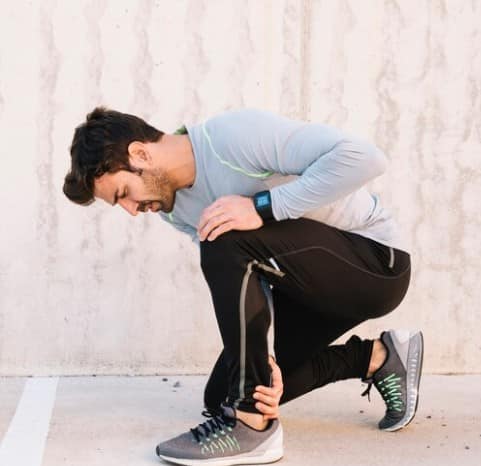 ਅੱਡੀਆਂ ਦਾ ਦਰਦ ਆਮ ਨਹੀਂ ਹੁੰਦਾ ਹੈ। ਇਸ ਦੇ ਕਈ ਕਾਰਨ ਹੋ ਸਕਦੇ ਹਨ। ਇਸ ਦਾ ਸਭ ਤੋਂ ਵੱਡਾ ਕਾਰਨ ਇਹ ਹੈ ਕਿ ਤੁਸੀਂ ਲਗਾਤਾਰ ਅਜਿਹੇ ਜੁੱਤੀਆਂ ਨਹੀਂ ਪਹਿਨ ਰਹੇ ਹੋ, ਜਿਸ 'ਚ ਤੁਹਾਡੀਆਂ ਅੱਡੀਆਂ ਫਸੀਆਂ ਰਹਿੰਦੀਆਂ ਹੋਣ। ਕਈ ਵਾਰ ਟਾਈਟ ਜੁੱਤੀ ਕਰਕੇ ਵੀ ਦਰਦ ਹੁੰਦਾ ਹੈ। ਲਗਾਤਾਰ ਜੁੱਤੀਆਂ ਪਾਉਣ ਨਾਲ ਇਹ ਦਰਦ ਵਧ ਜਾਂਦਾ ਹੈ। ਜਿਸ ਕਾਰਨ ਕਈ ਸਮੱਸਿਆਵਾਂ ਵਧ ਜਾਂਦੀਆਂ ਹਨ।