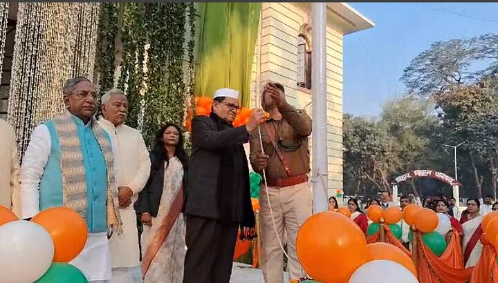 बिहार विधानसभा में विधानसभा अध्यक्ष नंद किशोर यादव और विधान परिषद  में बिहार विधान परिषद में सभापति अवधेश नारायण सिंह ने झंडा फहराया. दोनों ने बिहारवासियों को गणतंत्र दिवस की शुभकामनाएं भी दी. इस मौके पर कई नेता और कर्मचारी मौजूद रहे.