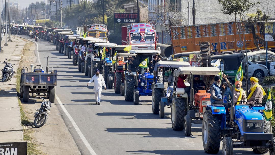 MPS गारंटी, कर्ज माफी, NFSM वापसी की मांग, सयुंक्त किसान मोर्चा ने निकाला ट्रैक्टर मार्च Republic Day Tractor March protesting farmers press long standing demand MSP Guarantee Loan Waiver MPS गारंटी, कर्ज माफी, NFSM वापसी की मांग, सयुंक्त किसान मोर्चा ने निकाला ट्रैक्टर मार्च