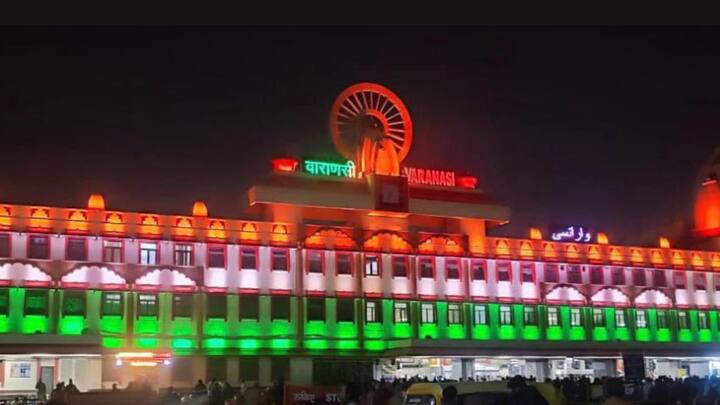 Varanasi Junction in Uttar Pradesh was brightly lit up. Railway stations in different parts of India were lit up on the eve of the 76th Republic Day. (Photo:X/@AshwiniVaishnaw)