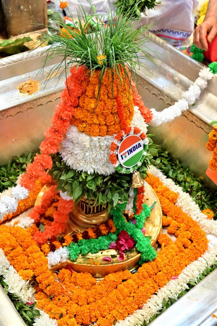 राजधानी दिल्ली के कर्तव्य पथ से लेकर देश के अलग-अलग हिस्सों में आज 76वां गणतंत्र दिवस धूमधाम से मनाया जा रहा है. जहां एक तरफ सरकारी संस्थानों ध्वाजारोहण किया गया तो दूसरी तरफ स्कूलों, प्राइवेट संस्थानों समेत अन्य जगहों पर गणतंत्र दिवस का जश्न मनाया गया.