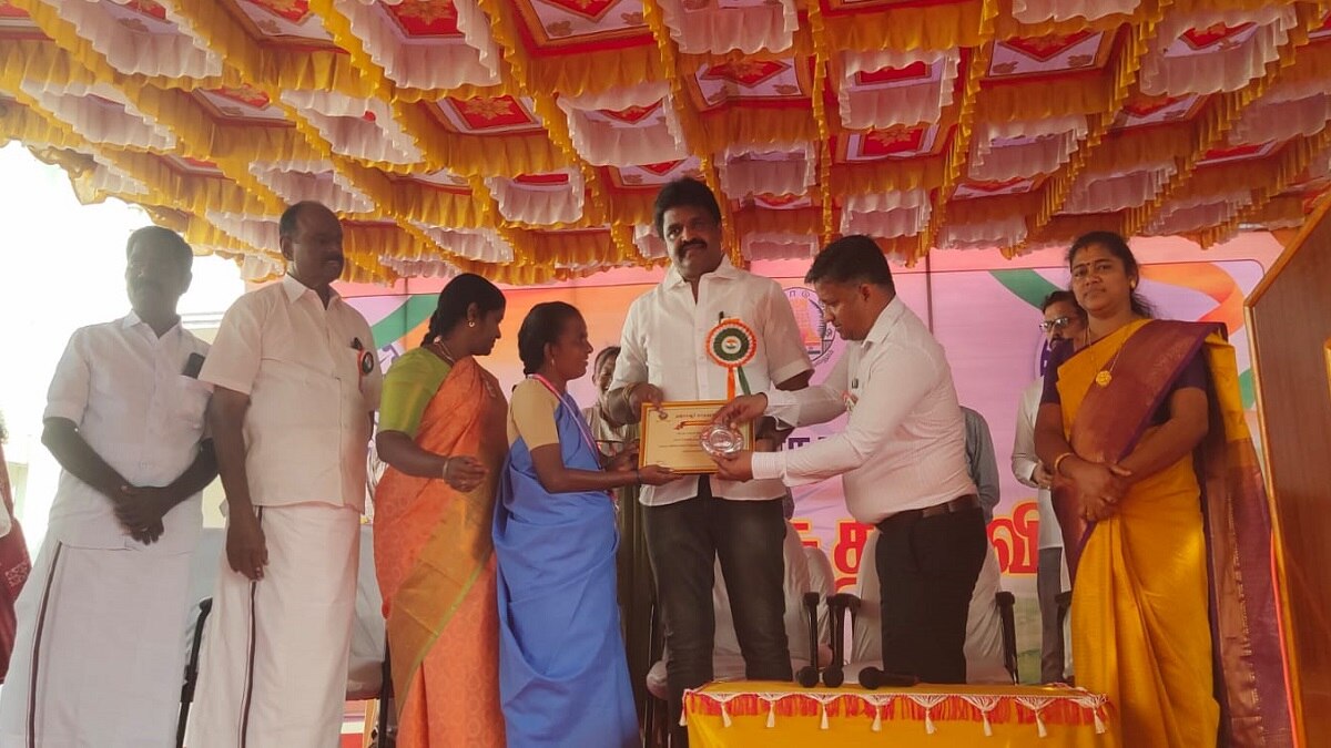குடியரசு தின விழா.. கொடியேற்றிய ஆட்சியர்! சிறப்பாக நடந்த விருதுகள் வழங்கும் விழா..