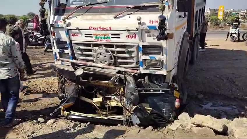 રાજ્યમાં માર્ગ અકસ્માતોની હારમાળા: શિક્ષક સહિત બેના મોત, અનેક ઈજાગ્રસ્ત Gujarat Road Mishaps: Two Fatalities, Including Teacher, and Numerous Injuries રાજ્યમાં માર્ગ અકસ્માતોની હારમાળા: શિક્ષક સહિત બેના મોત, અનેક ઈજાગ્રસ્ત