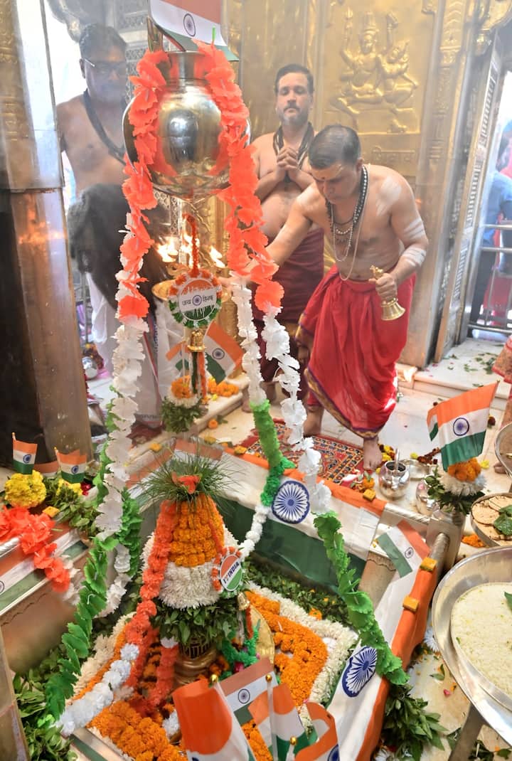 इसी क्रम में द्वादश ज्योतिर्लिंगों में से एक श्री काशी विश्वनाथ मंदिर में भी गणतंत्र दिवस की धूम देखी गई. गणतंत्र दिवस के मौके पर श्री काशी विश्वनाथ मंदिर में बाबा के गर्भगृह में विशेष श्रृंगार किया गया.