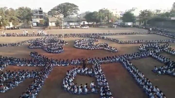 धाराशिवमधील एका महाविद्यालयातील विद्यार्थ्यांनी तिरंगा रॅली काढून प्रजासत्ताक दिनी लक्ष वेधलं. यावेळी, हाती लांबलचक तिरंगा घेऊन विद्यार्थ्यांची साखळी धाराशिवच्या रस्त्यावर दिसून आली.