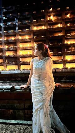 వైట్ శారీలో జాన్వి కపూర్.. అతిలోక సుందరి కూతురు కదా అంతే మరి!