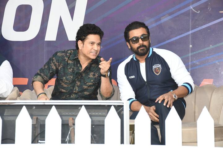 एक तस्वीर में सूर्या क्रिकेट के भगवान कहे जाने वाले सचिन तेंदुलकर से गहरी बातचीत करते हुए दिखाई दिए.