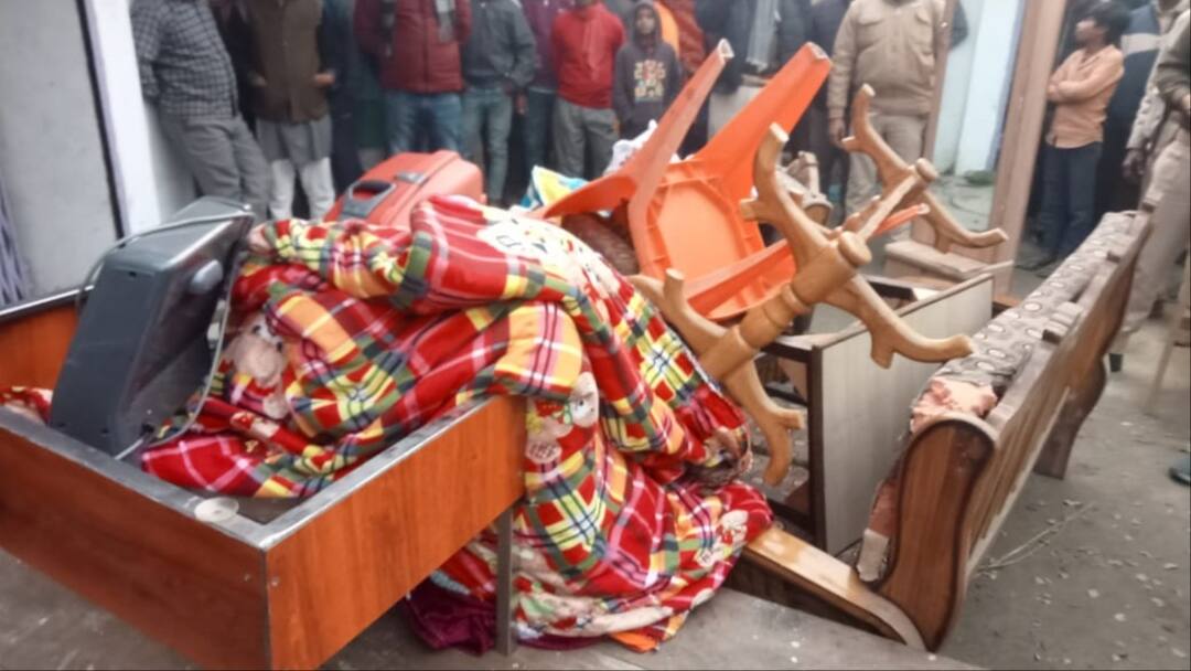 Motihari District Councilor husband Ranjit Gupta property confiscated ann मोतिहारी में फरार शराब माफिया के घर की हुई कुर्की, जिला परिषद सदस्य का पति है आरोपी