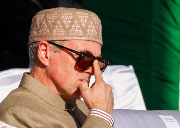 जम्मू-कश्मीर के मुख्यमंत्री उमर अब्दुल्ला ने बख्शी स्टेडियम में संवाददाताओं से कहा, 'यह एक शुभ दिन है...भारत एक गणतंत्र है. हमें उम्मीद है कि संविधान की रक्षा की जाएगी और जम्मू कश्मीर के लोगों की आकांक्षाओं का सम्मान किया जाएगा. राज्य का दर्जा बहाल किया जाना चाहिए.'