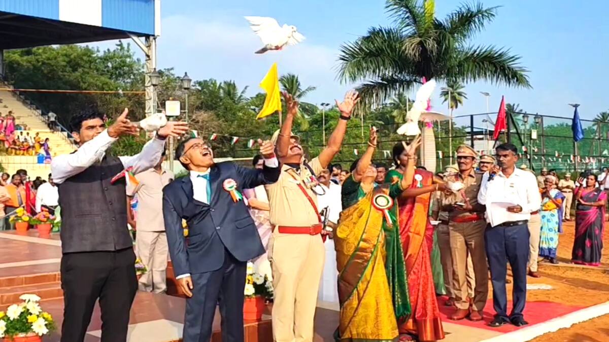 Republic Day 2025 Live: தேசியக்கொடியை அவிழ்த்து பறக்கவிட்டு மரியாதை செலுத்திய மாவட்ட ஆட்சியர் - எங்கே தெரியுமா?