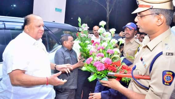 Hasan Mushrif : कोल्हापूरपासून 623 किमी अंतरावर हसन मुश्रीफांचा वाशिमला जीव काही केल्या रमेना! बैठका नाहीच, ध्वजारोहण करताच तत्काळ कोल्हापूरला रवाना!