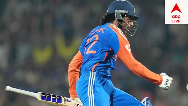 ৫৫ বলে অপরাজিত ইনিংস খেলেন তিলক। নিজের ইনিংসে চারটি বাউন্ডারি ও পাঁচটি ছক্কা হাঁকান এই বাঁহাতি ব্যাটার। এই ইনিংস খেলার ফাঁকেই নতুন রেকর্ডের মালিক হলেন তিনি।