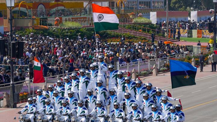 भारतीय सेना के सिग्नल कोर की मोटरसाइकिल राइडर टीम 'डेयर डेविल्स' ने अपने साहसिक स्टंट से दर्शकों को मंत्रमुग्ध कर दिया. यह प्रदर्शन कौशल, संतुलन और साहस का प्रतीक है.