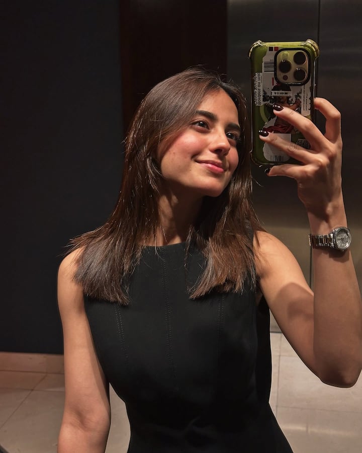 या अभिनेत्रीचे नाव इखरा अजीज असे आहे. या अभिनेत्रीने आपल्या करिअरची सुरुवात 2014 साली 'किस्से अपना कहें' या पाकिस्तानी टीव्ही शोपासून केली. त्यानंतर या अभिनेत्रीने कधी मागे वळून पाहिलेच नाही.