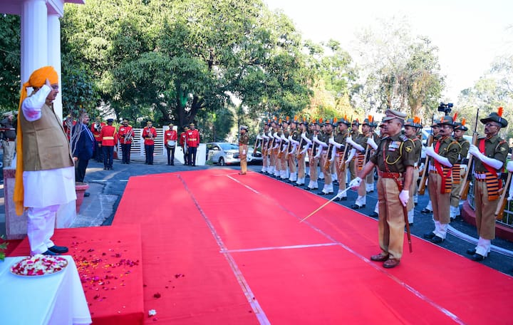 राज्यपाल हरिभाऊ बागड़े ने ध्वजारोहण कर खुली जिप्सी में परेड का निरीक्षण किया. राज्यस्तरीय समारोह में विभिन्न जिलों की झांकियों ने लोगों का मन मोह लिया.